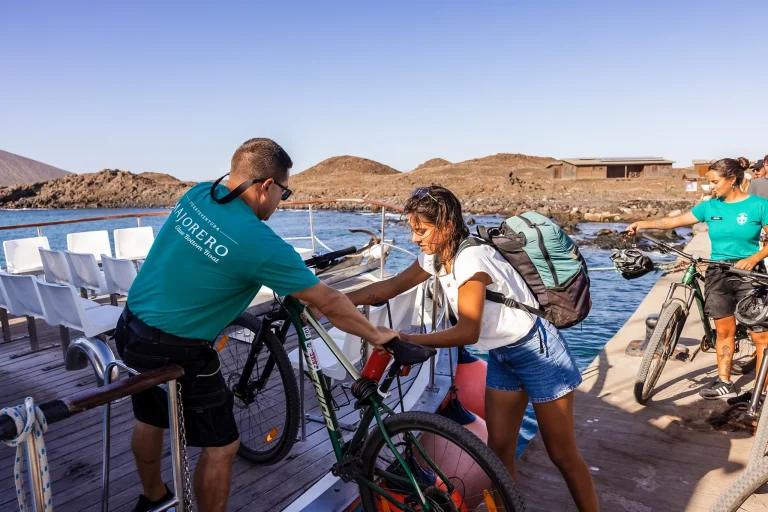 Pasajeros embarcando sus bicicletas en el ferry hacia Isla de Lobos