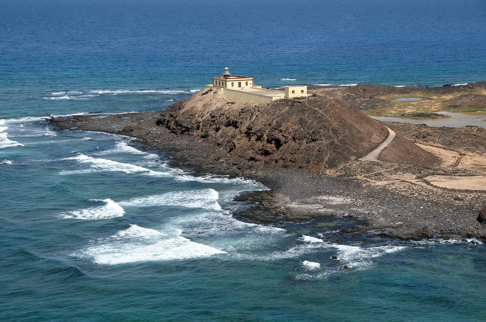 Faro de Punta Marti&ntilde;o en el extremo norte de la Isla de Lobos