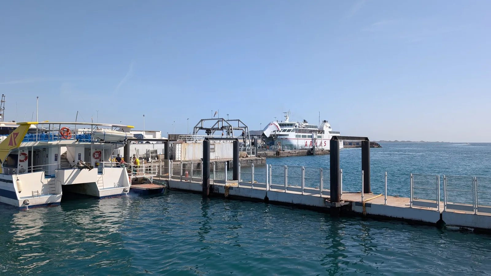 Puerto de Corralejo, punto de conexi&oacute;n entre Lanzarote y la Isla de Lobos