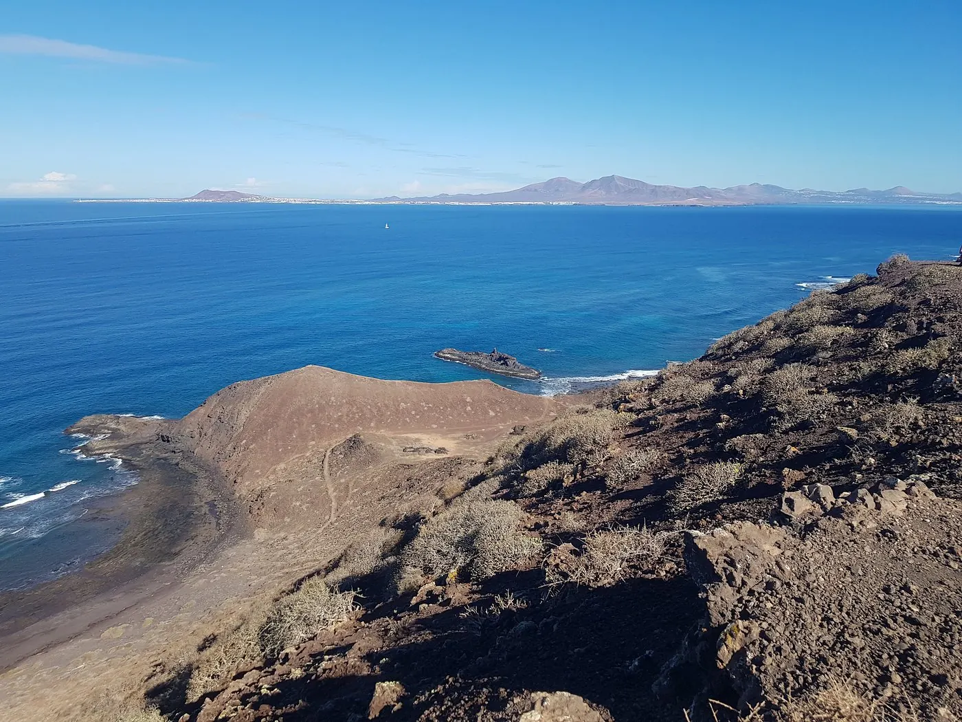 Playa del Sobrado con la Montaña de la Caldera al fondo, Isla de Lobos
