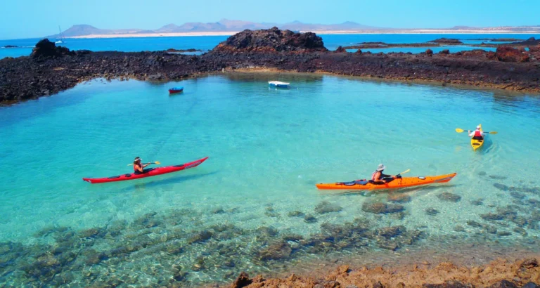 Kayak navegando por las aguas turquesas que rodean Isla de Lobos