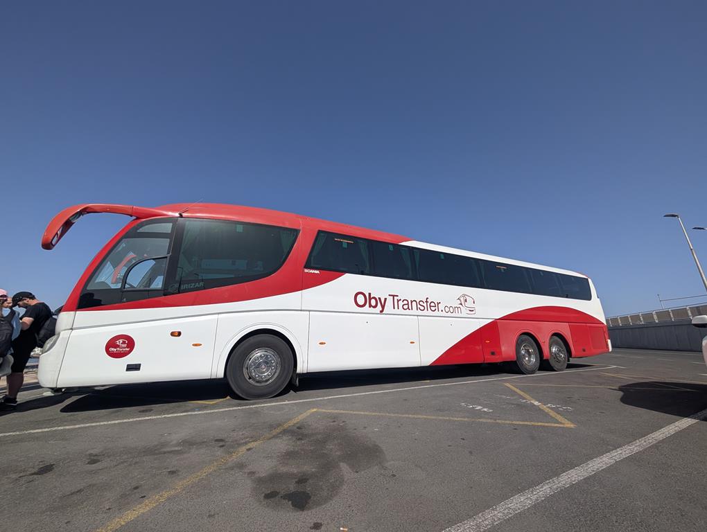 Autob&uacute;s de traslado de Oby hacia el muelle de Corralejo