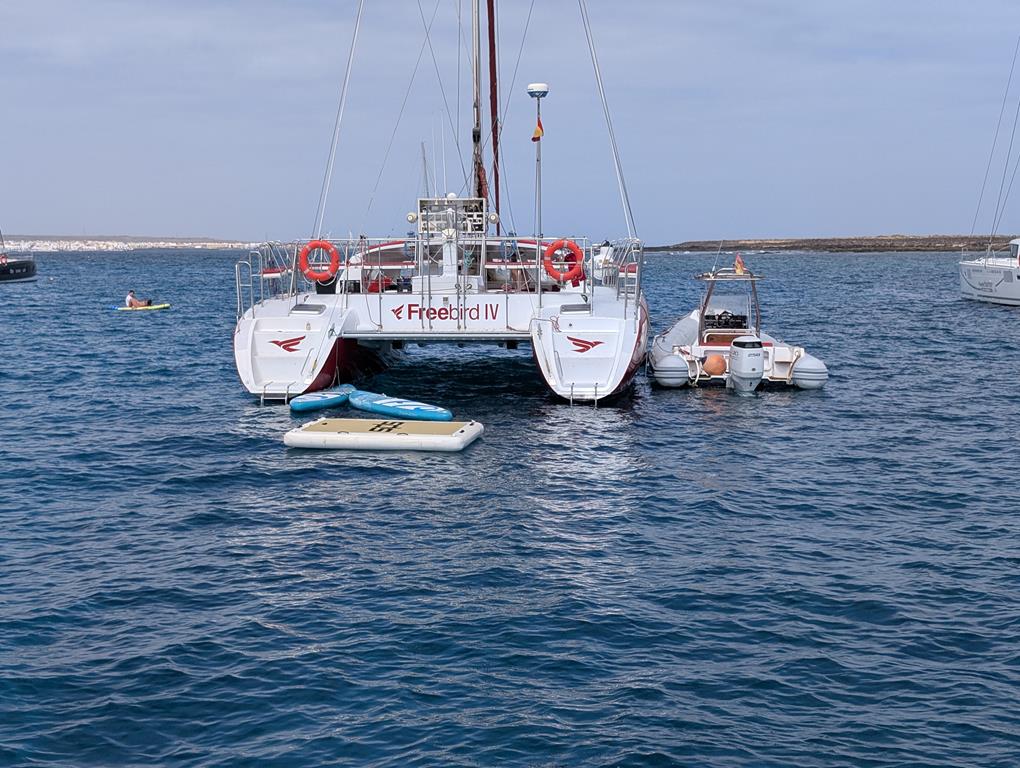 Catamar&aacute;n Oby Freebird frente a la costa de Isla de Lobos