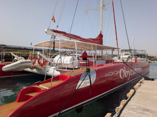 Catamar&aacute;n Oby fondeado en las aguas de la Isla de Lobos