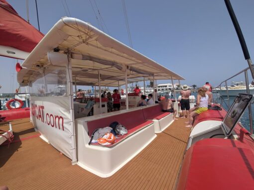 Popa del catamar&aacute;n Oby Luxury con vistas al mar de Lobos