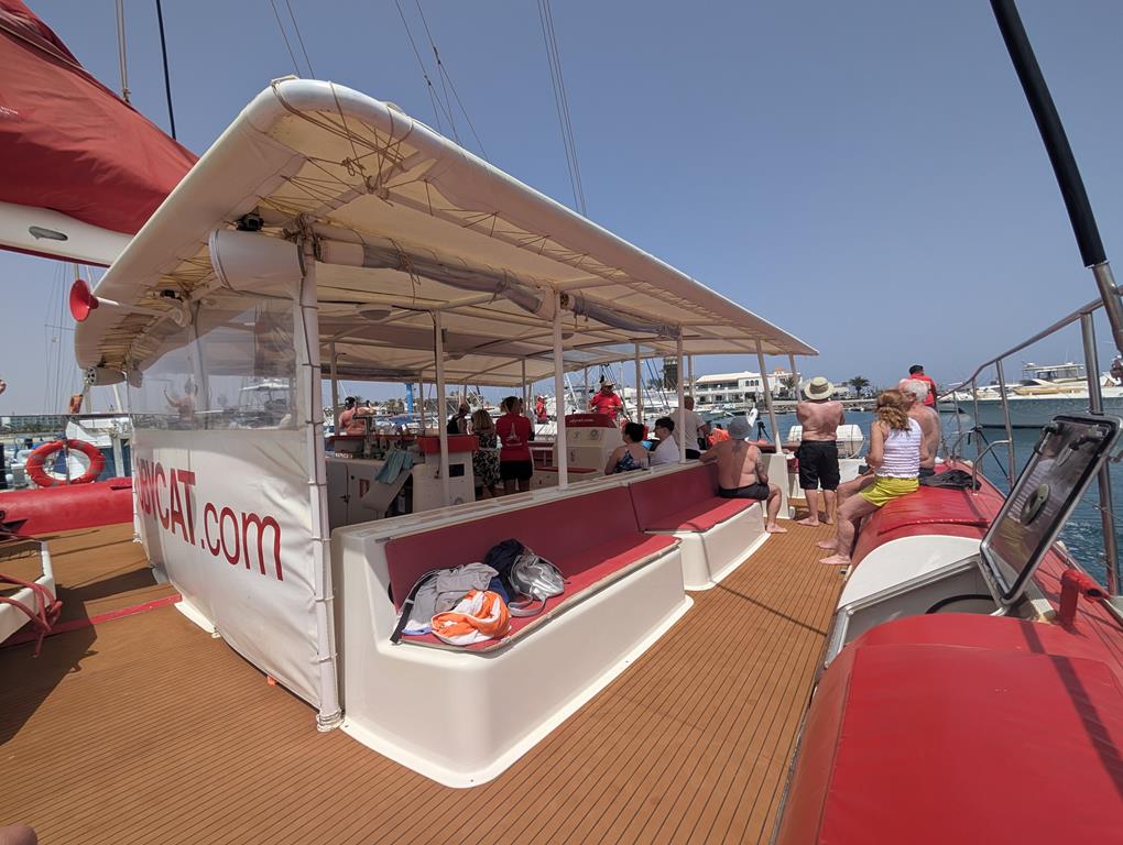Popa del catamar&aacute;n Oby Luxury con vistas al mar de Lobos